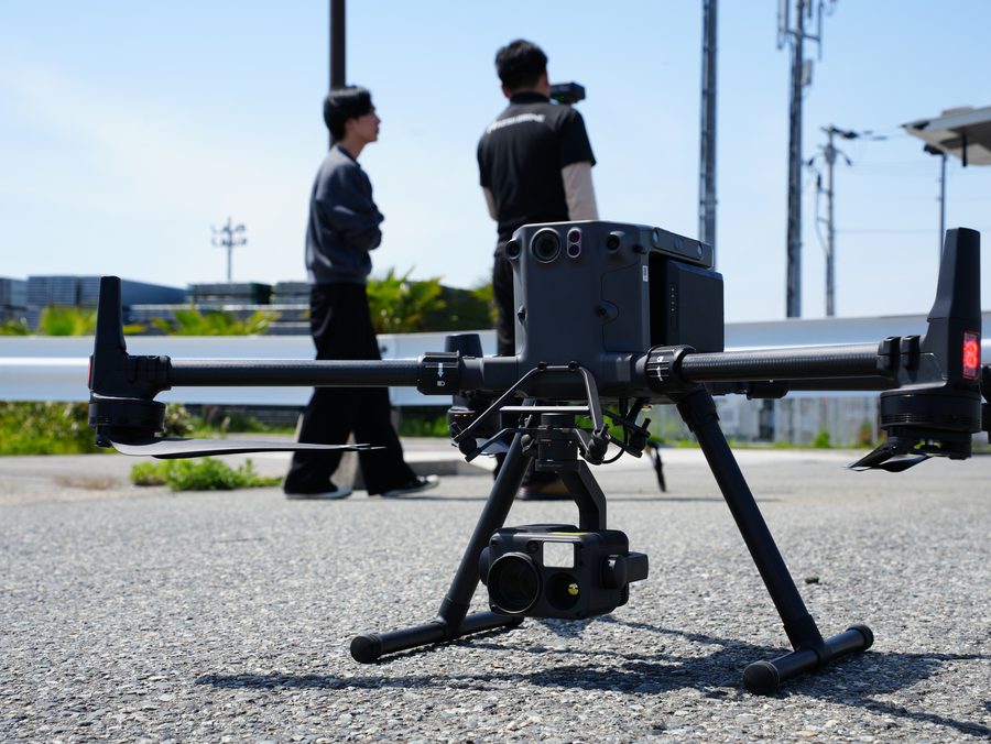 赤外線カメラを搭載した業務用ドローン