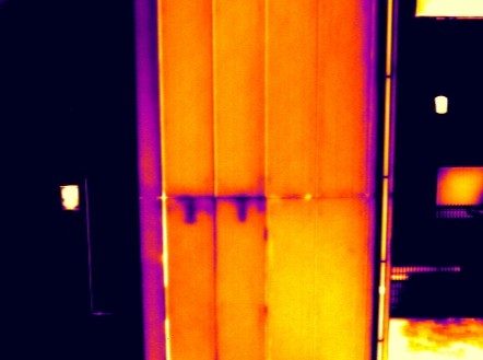 水分の滞留を赤外線カメラでとらえた実際の調査画像