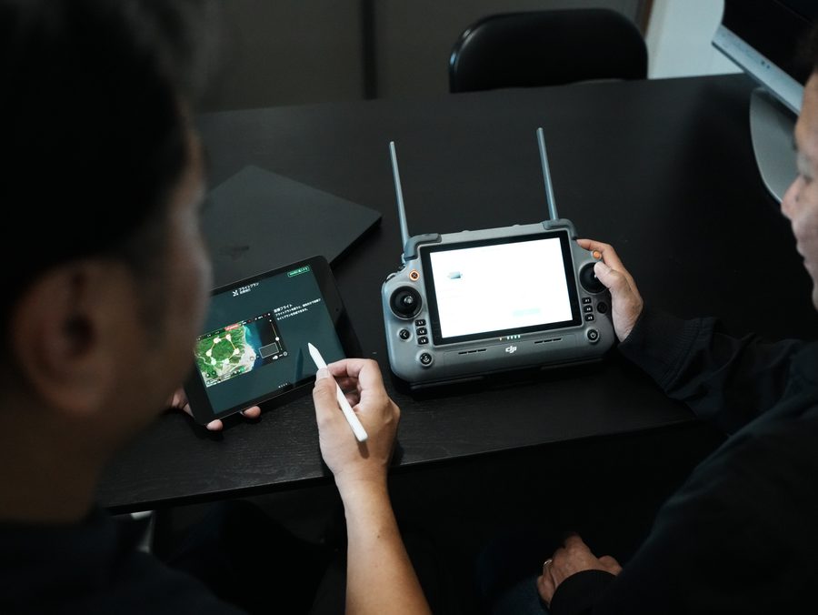 タブレットでフライトプランを作成している様子